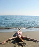 jovem relaxar na praia foto