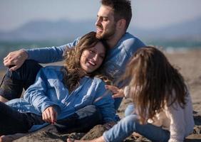 jovem família desfrutando de férias durante o outono foto