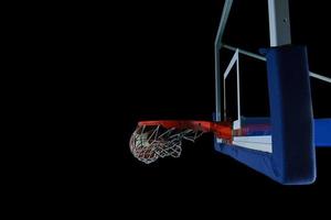 bola de basquete e net em fundo preto foto