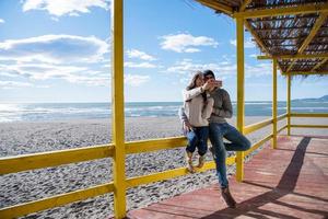 lindo casal tirando foto de selfie