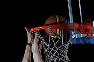 jogador de basquete em ação foto