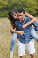 feliz casal jovem tem tempo romântico ao ar livre foto