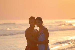 casal romântico na praia foto