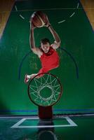 jogador de basquete em ação foto