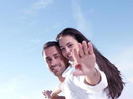 jovem casal na praia se divertir foto