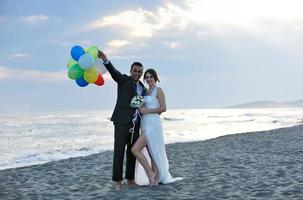 casamento romântico na praia ao pôr do sol foto