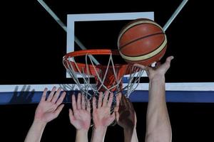 jogador de basquete em ação foto