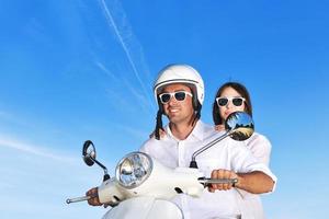 retrato de casal de amor jovem feliz na scooter aproveitando o horário de verão foto
