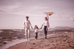 família feliz aproveitando as férias durante o dia de outono foto