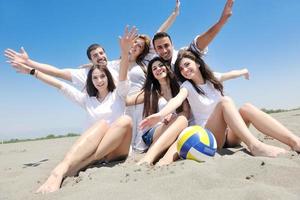 grupo de jovens felizes se divertem na praia foto