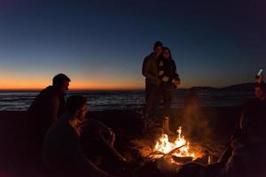 amigos se divertindo na praia em dia de outono foto