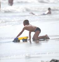 criança na praia foto