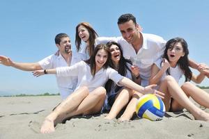 grupo de jovens felizes em se divertir na praia foto