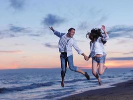 jovem casal na praia se divertir foto