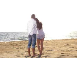 jovem casal na praia se divertir foto