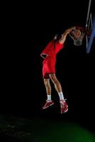 jogador de basquete em ação foto