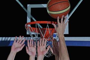 jogador de basquete em ação foto