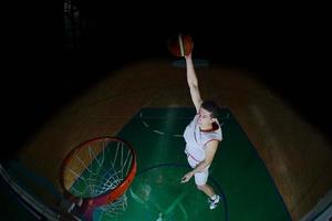 jogador de basquete em ação foto