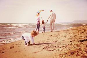 família feliz aproveitando as férias durante o dia de outono foto