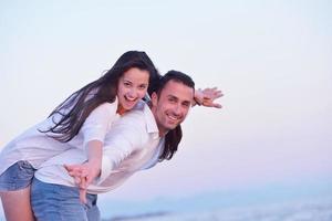 jovem casal na praia se divertir foto