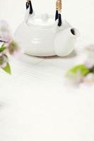 jogo de chá chinês e flor rosa de sakura foto