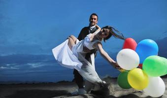 casamento romântico na praia ao pôr do sol foto