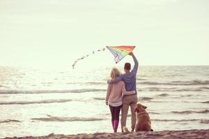 casal feliz aproveitando o tempo juntos na praia foto