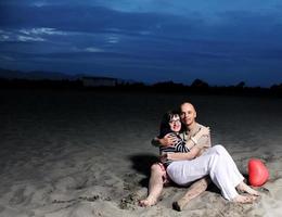 feliz casal jovem se divertir na praia foto