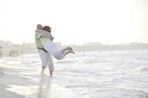 casal de idosos feliz na praia foto