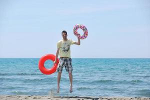 homem relaxar na praia foto