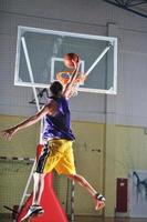 jogador de jogo de bola de basquete no pavilhão desportivo foto