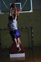 jogador de jogo de bola de basquete no pavilhão desportivo foto