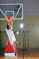 jogador de jogo de bola de basquete no pavilhão desportivo foto