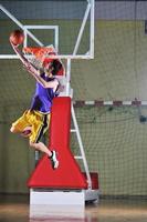 jogador de jogo de bola de basquete no pavilhão desportivo foto