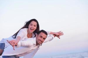 jovem casal na praia se divertir foto