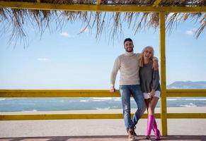 casal conversando e se divertindo no bar da praia foto