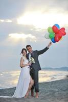 casamento romântico na praia ao pôr do sol foto