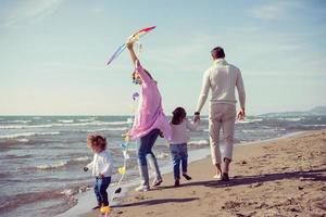 família feliz aproveitando as férias durante o dia de outono foto