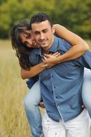 feliz casal jovem tem tempo romântico ao ar livre foto