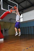 jogador de jogo de bola de basquete no pavilhão desportivo foto