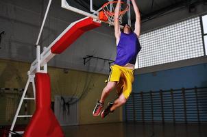 jogador de jogo de bola de basquete no pavilhão desportivo foto