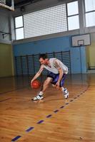 jogador de jogo de bola de basquete no pavilhão desportivo foto