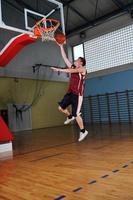 jogador de jogo de bola de basquete no pavilhão desportivo foto