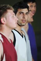 jogador de jogo de bola de basquete no pavilhão desportivo foto