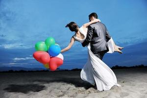 casamento romântico na praia ao pôr do sol foto