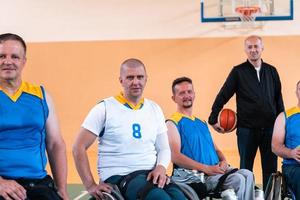 uma foto de equipes de basquete com deficiência com o seletor no grande salão antes do início do jogo de basquete