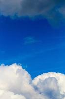 nuvens regulares de primavera no céu azul à luz do dia na europa continental. close-shot com lente telefoto e filtro polarizador. foto