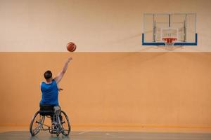 uma foto de um veterano de guerra jogando basquete com um time em uma arena esportiva moderna. o conceito de esporte para pessoas com deficiência