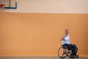 uma foto de um veterano de guerra jogando basquete com um time em uma arena esportiva moderna. o conceito de esporte para pessoas com deficiência