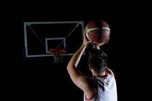 jogador de basquete em ação foto